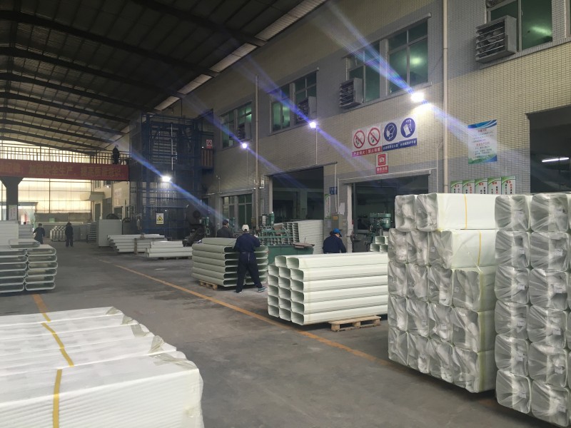 拉挤产品车间一角