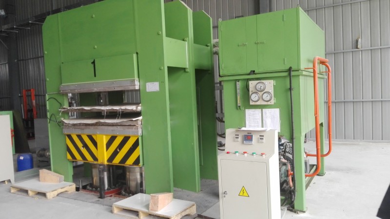 1000吨碳纤维板压机