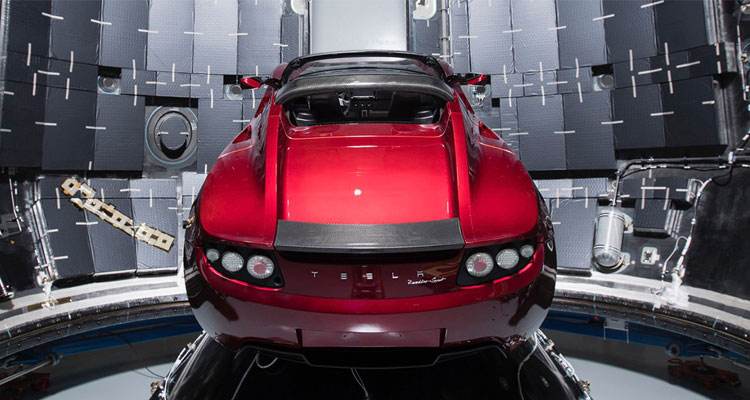 鹰重型火箭升空 复合材料整流罩护送特斯拉跑