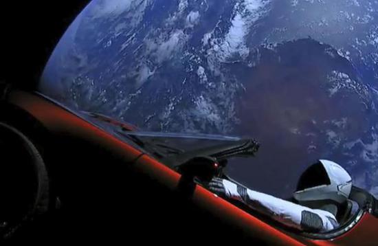 鹰重型火箭升空 复合材料整流罩护送特斯拉跑