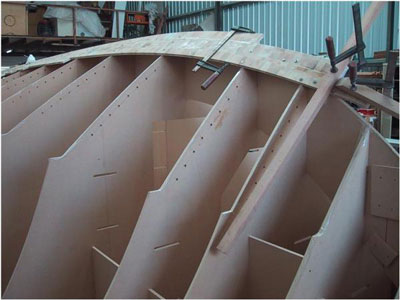 无模具制作玻璃钢船艇操作过程