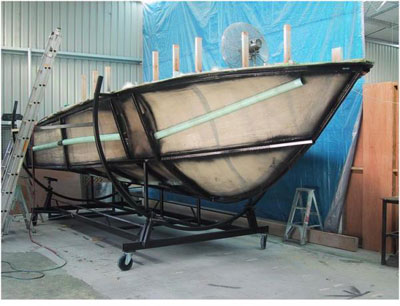 无模具制作玻璃钢船艇操作过程